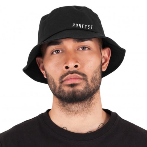 homme avec un bob honeyst